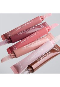 Vier Lippenstift-Tuben in verschiedenen Rosatönen, mit glänzendem Finish, weichen Applikatorspitzen und einem eleganten, modernen Design.