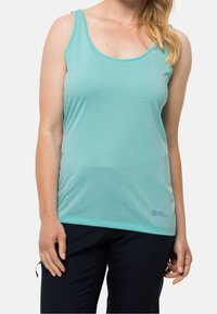 Top de tirantes en color turquesa claro con escote redondeado, fabricado en un tejido suave y con un pequeño logotipo en el dobladillo. Presenta un corte relajado y tirantes anchos.