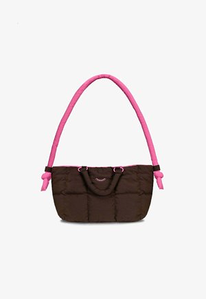Hnedá prešívaná kabelka s jemnou textúrou, zdobená ružovými akcentmi a držadlami. Výrazné detaily zahŕňajú roztomilý motív mihalníc a uzlovaný popruh.