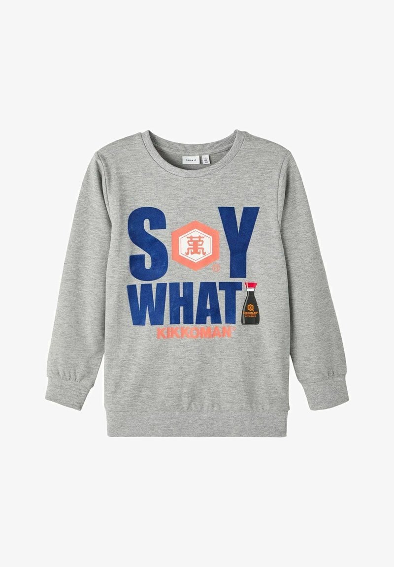 Sweatshirt gris à manches longues avec le texte "SOY WHAT", le logo Kikkoman et un petit dessin de bouteille de sauce soja sur le devant.