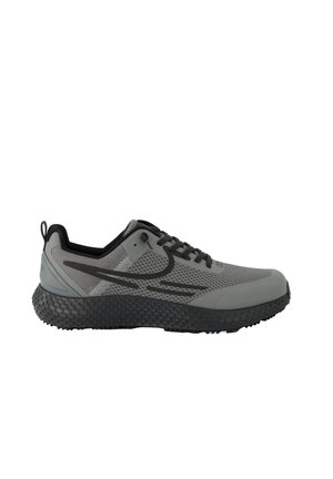Grauer und schwarzer Sportschuh mit strukturierter schwarzer Sohle, Mesh-Obermaterial, schwarzen Schnürsenkeln und Zuglasche an der Ferse, von der Außenseite gezeigt.