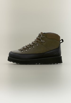 ARKK Copenhagen, ALPINE UNISEX - Боти с връзки до глезена - olive