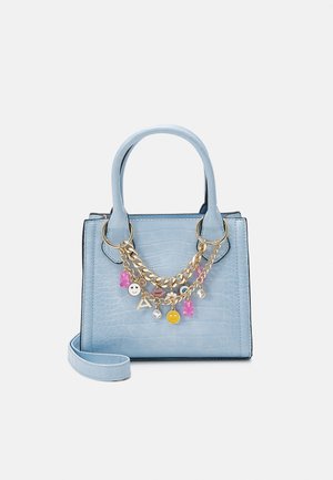 Sac à main bleu clair à texture croco avec deux poignées, une bandoulière amovible et une chaîne dorée avec des charms colorés smiley et lettres.