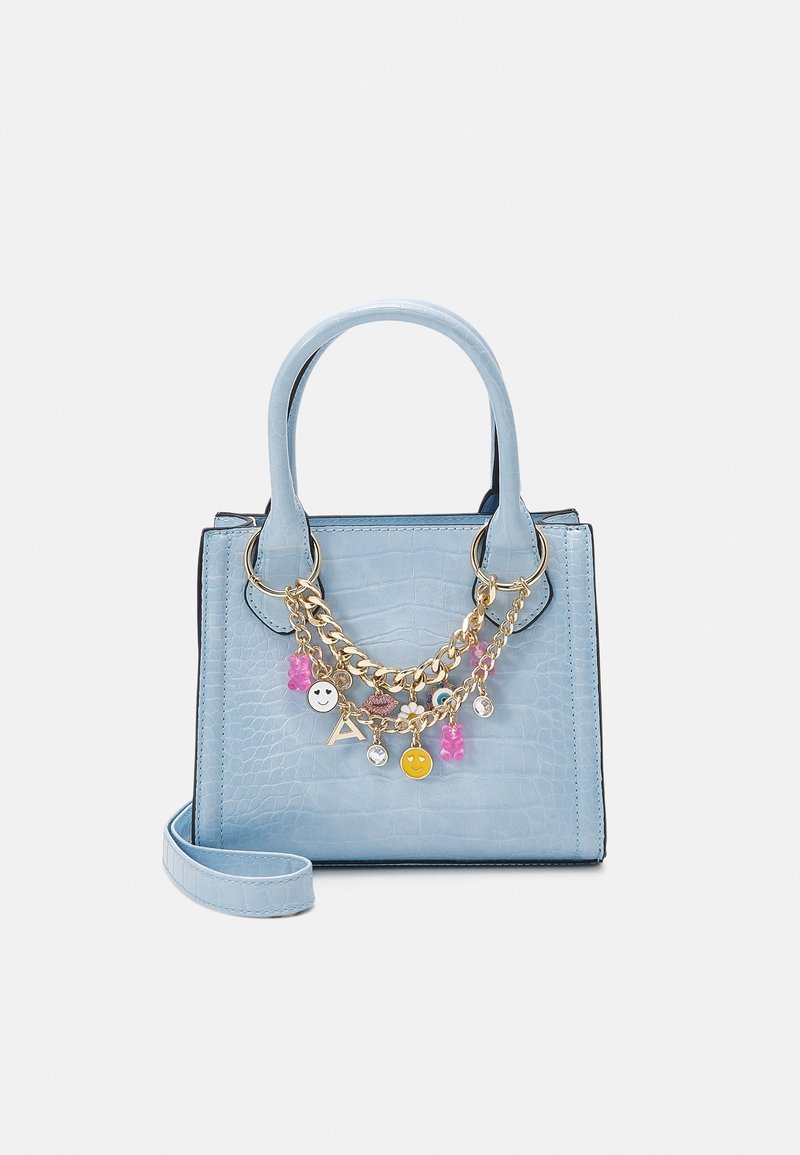 Sac à main bleu clair à texture croco avec deux poignées, une bandoulière amovible et une chaîne dorée avec des charms colorés smiley et lettres.