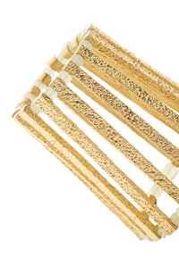 Złota bransoletka na nadgarstek z fakturowanymi, wydłużonymi prętami przeplatanymi gładkimi akcentami, tworząc warstwowy wygląd.