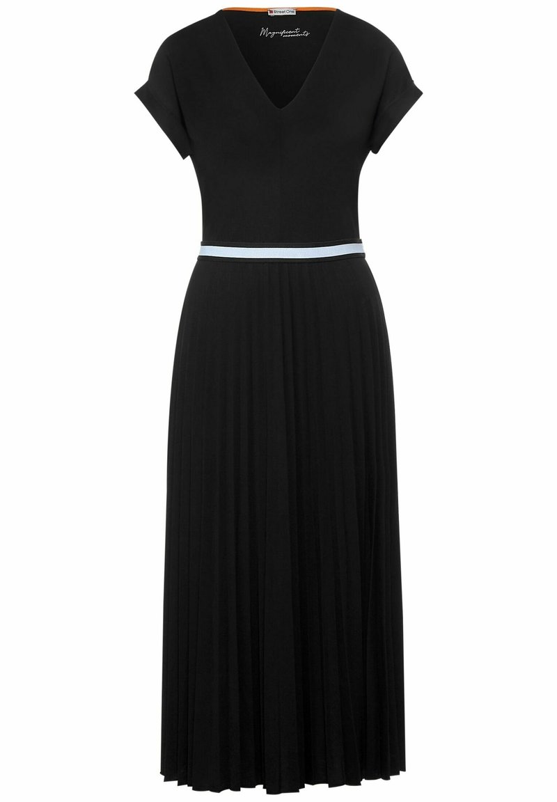 Černé plisované šaty s výstřihem do V, krátkými rukávy a světle modrým opaskem v pase, vyrobené z hladkého materiálu.