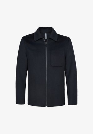 Chaqueta de mezcla de lana en color azul marino que cuenta con un cuello, cierre frontal en forma de zipper y un bolsillo en el pecho. Textura suave con un corte recto y mangas largas.