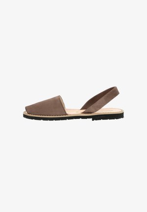 Sandale à talon en suède marron, avec un bout pointu et une semelle en caoutchouc noire. Présente une texture lisse et un design simple.