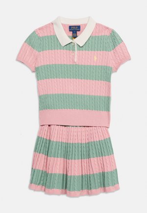 Ensemble polo à manches courtes et jupe plissée avec larges rayures horizontales roses et vertes et col blanc, avec texture en maille torsadée.
