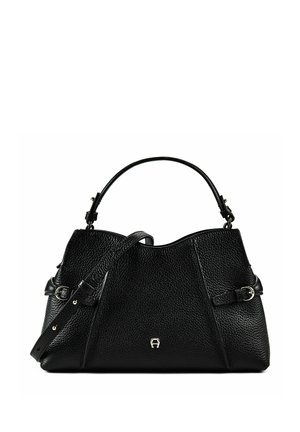 Borsa in pelle nera testurizzata con manico superiore e tracolla regolabile, con fibbie argento e piccolo logo argentato al centro davanti.