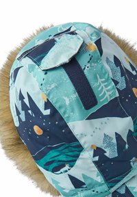Gorro aislante en azul claro y marino con un borde de piel sintética, patrones abstractos de bosque y animales, y un detalle de correa de Velcro.