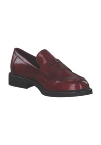 Mocassins en cuir verni rouge avec un bout arrondi, des accents de couture décoratifs et une semelle en caoutchouc noir à faible hauteur. Texture lisse et brillante.