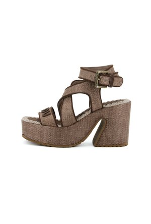Sandalo con plateau marrone testurizzato, tacco largo a blocco, punta aperta, cinturini incrociati e cinturino alla caviglia regolabile con fibbia.