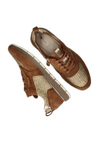 Sneaker in suede marrone con un accento intrecciato dorato, caratterizzate da un design testurizzato, chiusura con lacci e suola bianca a contrasto.