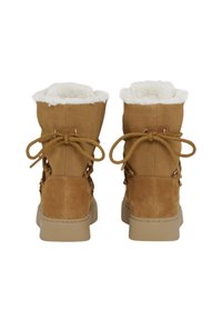 Botas de tobillo de ante marrón con forro de piel sintética, puntera redonda, detalle de cordones y suela de goma en contraste. La vista trasera muestra los lazos y las costuras.