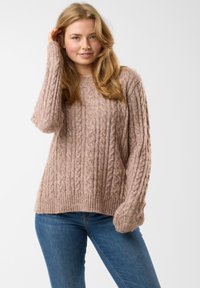 Sweter warkoczowy w miękkim beżu z prążkowanymi mankietami i dołem. Materiał ma fakturowany wzór, zapewniając ciepło i komfort. Dopasowany krój.