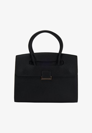 Geantă de mână din piele neagră cu suprafață texturată, formă structurat, mânere superioare și un capac rectangular cu un mic închizător din aur.