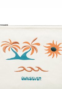 Canvas clutch met geborduurde tropische bomen en zon in oranje en teal, met golvende accenten. Logo "QUIKSILVER" in blauw. Ritsluiting.