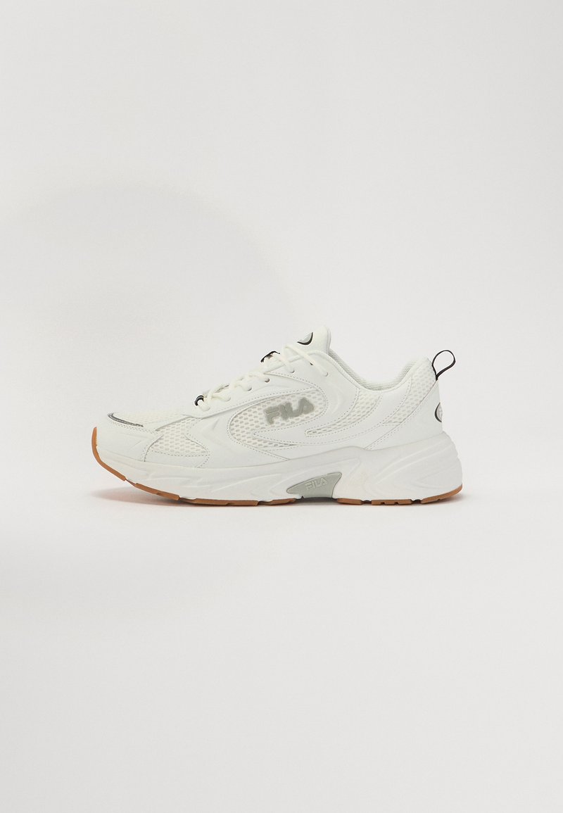 Vit sneaker med nät- och syntetöverdrag, med en gummisula, texturerad design och logotyp på utsidan. Skosnören och dragflik ingår.