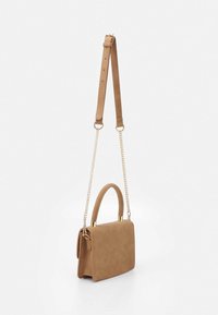 Borsa a tracolla in finta pelle color beige, con un design strutturato, manico corto e una tracolla a catena rimovibile. Dettagli in metallo color oro.