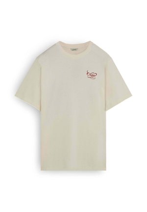 Camiseta de color blanco roto con mangas cortas, cuello redondo y pequeño logo rojo en cursiva en el pecho izquierdo que dice "Sanfers".