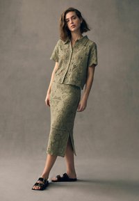 Next REGULAR FIT - FLORAL  - Skjortebluser - green sage