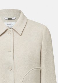 Cremfarbener Blazer von Comma mit kragenförmigem Ausschnitt, durchgehender Knopfleiste, strukturiertem Stoff und einer seitlichen Tasche.