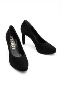 Czarne zamszowe szpilki z wydłużonym noskiem i zaokrągloną platformą, o smukłym kształcie i gładkiej, matowej teksturze.