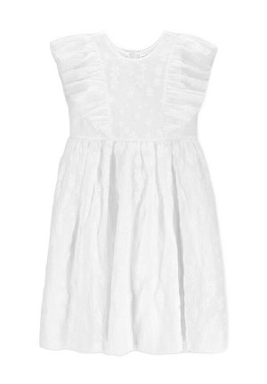 Biała bawełniana sukienka bez rękawów dla malucha, z falbankami na ramionach i subtelnym kwiatowym haftem na górze i spódnicy.