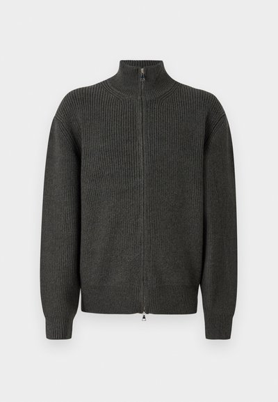 Pulover zip up tricotat cu nervuri, de culoare gri închis, cu guler înalt și mâneci lungi, expus pe un fundal alb simplu.