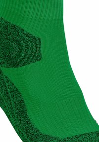 Primo piano di una calza verde che mostra aree rinforzate di un verde più scuro sulla zona del tallone e della suola per una maggiore durata e comfort.