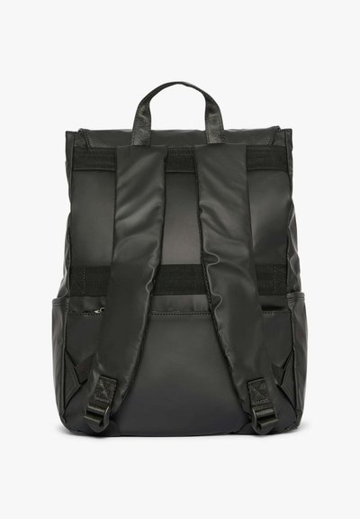Sac à dos noir en matériau lisse. Comprend deux bretelles réglables, une poignée supérieure et des poches latérales pour le rangement. Design simple et fonctionnel.
