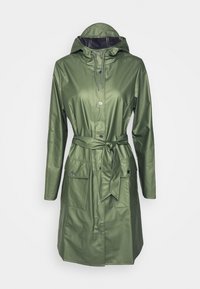 Zielony, wodoodporny płaszcz przeciwdeszczowy z kapturem, przednimi kieszeniami i paskiem w talii. Gładka tekstura i zapięcia na zatrzaski zwiększają funkcjonalność.