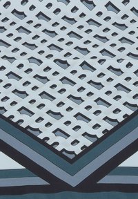 Zijden sjaal met een geometrisch patroon in wit en marineblauw, met afwisselende vormen en gelaagde blauwtinten in het randontwerp.