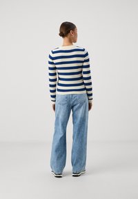 Vero Moda Petite VMCHILI O NECK STRIPE - Džemperis - birch/navy