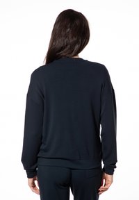 Dunkelblaue Sweatshirt mit langen Ärmeln, weichem Material, Rundhalsausschnitt und gerippten Bündchen sowie Saum. Schlichte und minimalistische Rückansicht.