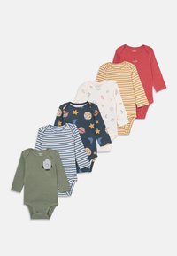 Set aus sechs langärmeligen Babybodys in verschiedenen Farben: grün, navy mit Mustern, creme mit Illustrationen, gestreift in Gelb und rot.