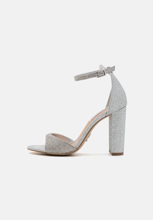 Sandal con tacco alto in argento con finitura glitterata, punta aperta, cinturino alla caviglia con accenti di strass e tacco chunky.