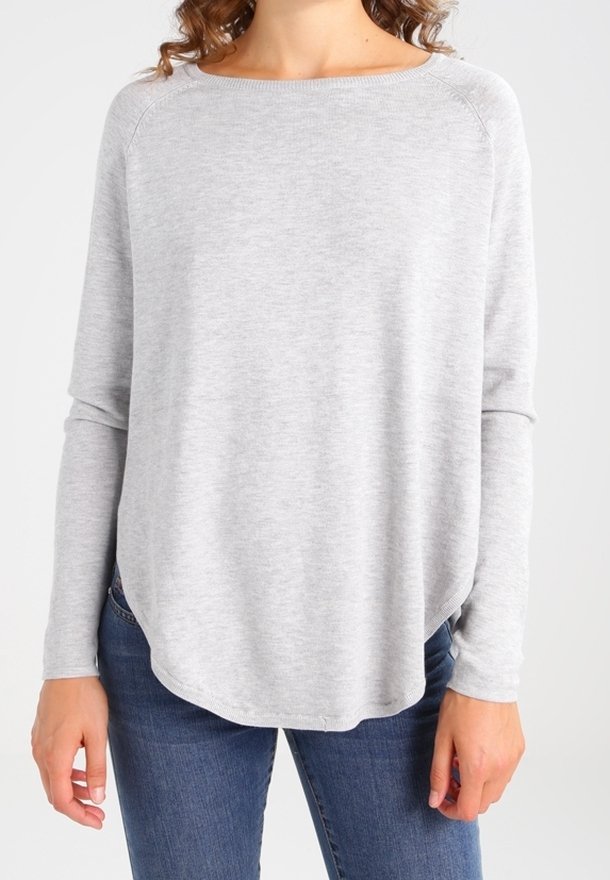 Jasnoszary, długi rękaw, bluzka z okrągłym dekoltem, luźny fason, prążkowany dekolt i miękka faktura. W połączeniu z niebieskimi dżinsami.