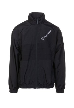Schwarze, leichte Jacke mit Stehkragen, Frontreißverschluss, elastischen Bündchen und dezenten, tonal gehaltenen Streifen; mit dem weißen "Sergio Tacchini"-Logo.