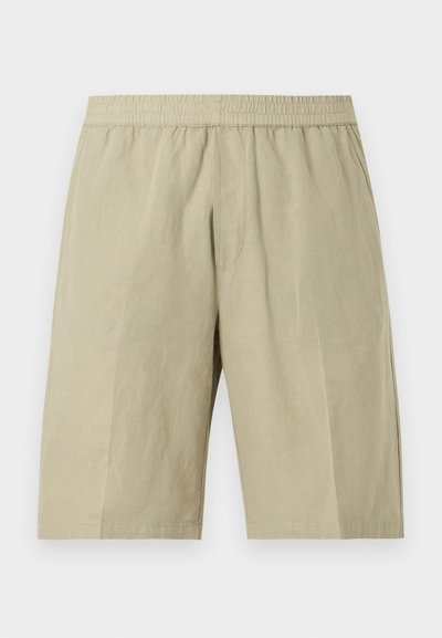 Μπεζ σορτς μήκους μέχρι το γόνατο με ελαστική μέση και πλαϊνές τσέπες, κατασκευασμένα από ελαφρύ ύφασμα.