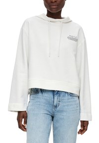 Weißer, kurzer Hoodie mit Kordelzug, der einen bedruckten Text auf der Brust aufweist. Er hat eine lässige Passform und eine weiche Textur. Getragen mit hellblauen Jeans.