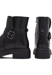 Czarne skórzane botki za kostkę z klamrą, solidną podeszwą i bocznym zamkiem. Posiadają teksturowaną skórę oraz detal z logo na pięcie.