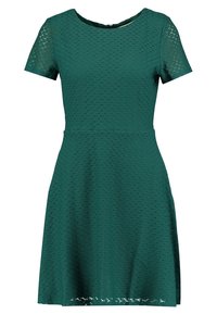 Šaty na krátký rukáv v tmavě zelené barvě s texturovaným pleteným vzorem, přiléhavým živůtkem a rozšířenou sukní, s kulatým výstřihem a zipem na zádech.