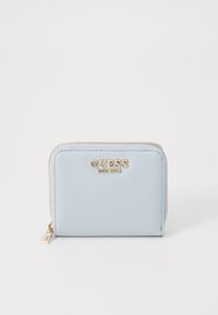 Portefeuille texturé bleu clair avec un logo en métal doré et une fermeture à glissière, de forme carrée et présentant des détails de couture visibles.