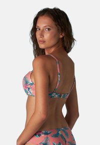 Top bikini floreale rosa con spalline regolabili, caratterizzato da un motivo tropicale blu e verde. Texture liscia con chiusura a gancetto sul retro.