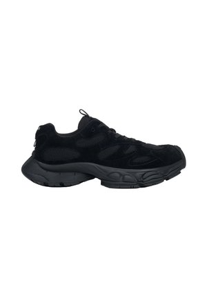 Czarny sportowy sneaker z panelami z siateczki, grubą podeszwą, wiązaniem na sznurówki oraz pętlą do ściągania na języku i pięcie, pokazany z boku.