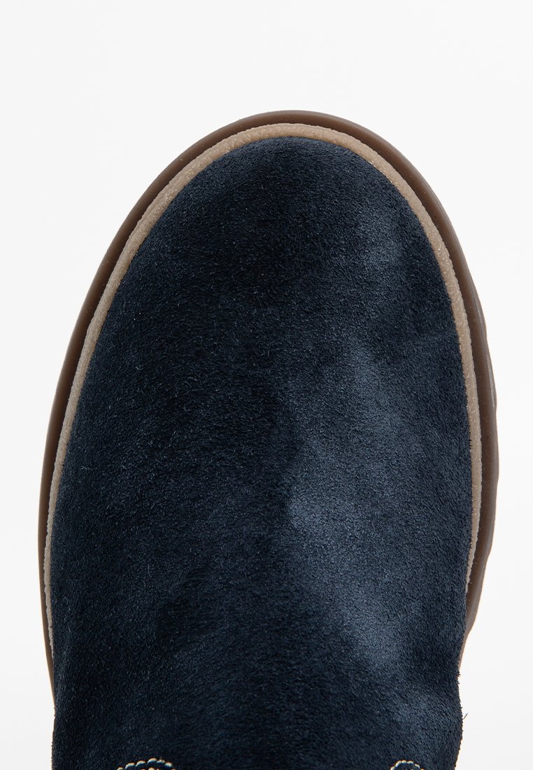 Marineblauer Wildlederstiefel mit runder Zehenpartie, gesteppten Akzenten und einer hellbraunen Gummisohle. Glatte Textur und durchgehend einfarbig.