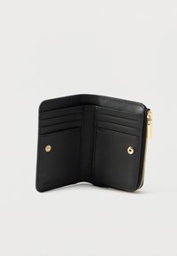 Musta nahkainen lompakko, jossa on kullanväriset metalliosat, useita korttipaikkoja, vetoketjukiinnitys ja sisäpuolella painonappi. Sileä pinta.