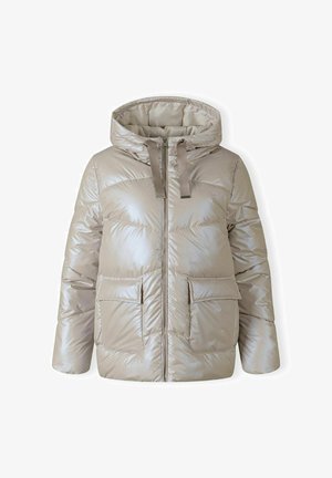 Beige pufferjack met een glanzende afwerking, een capuchon, een rits aan de voorkant en twee grote vo Taschen. Heeft gestikte panelen en trekkoorden.
